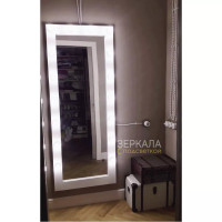 Настенное белое гримерное зеркало с подсветкой в деревянной раме 175х70 см